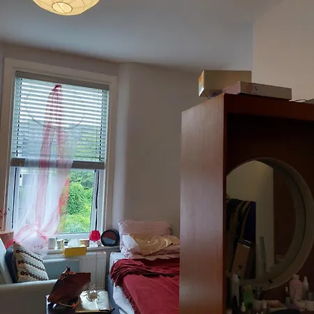 דירה A Fully Furnished Studio 1 Min From Bus Station, 15 Min By Bus From The Centre בריסטול