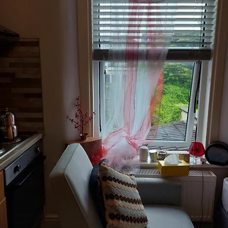 דירה A Fully Furnished Studio 1 Min From Bus Station, 15 Min By Bus From The Centre בריסטול